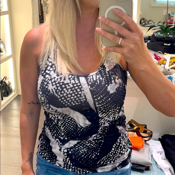 Lululemon Razorback tank - Picture 2 of 4
